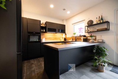 Modernes KfW 40+-Einfamilienhaus mit Solaranlage, Kamin & moderner Markenküche – zentrumsnah Wohnen