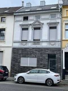 Attraktives Mehrfamilienhaus mit 3 Wohneinheiten, Garten und Garagen