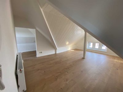 kleine DG-Wohnung mit vielen Schrägen mit Blick auf das St. Elisabeth Krankenhaus