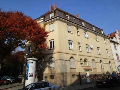 3-Zimmer-Wohnung für Altbaufans in ruhiger Stadtlage zum Selbstrenovieren.