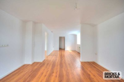 Helle großzügige Dachgeschosswohnung 3 Zimmer renoviert & einzugsbereit in Bellenberg