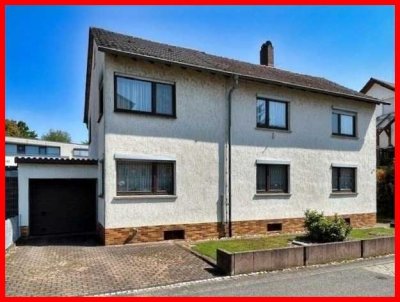 Perfekter Lebensraum: Gemütliches Zweifamilienhaus mit Grundstücken u. Garage in guter Lage