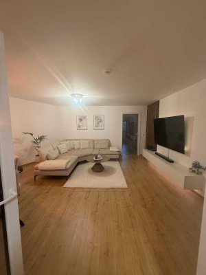 Neuwertige und außergewöhnlich geschnittene 4-Zimmer-Wohnung mit 2 Loggien