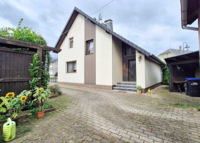 Gemütliches Einfamilienhaus mit Nebengebäude, Garage und Garten in Kamsdorf
