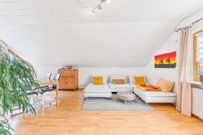 Helle Dachgeschoss Wohnung mit Stellplatz mit Blick über Löchgau zu verkaufen