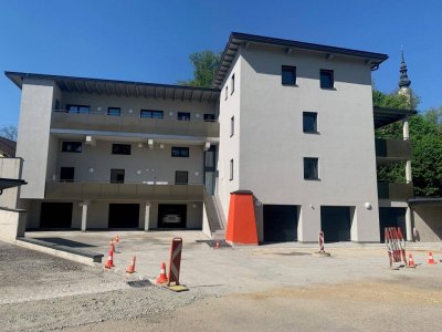 Erstbezugs - Maisonettewohnung mit Reihenhauscharakter mit überdachter Terrasse und Garage