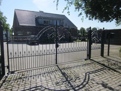 Außergewöhnliche Immobilie in Alleinlage - 2 voll unterkellerte Doppelhaushälften