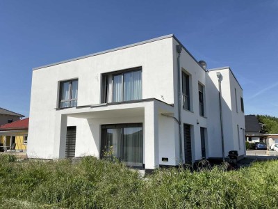 Neuwertiges Zweifamilienhaus in ruhiger Lage mit Weitblick über die Felder