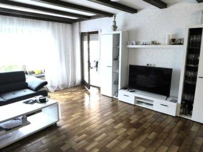 Großzügiges Mehrfamilienhaus mit drei Wohneinheiten in Solms
