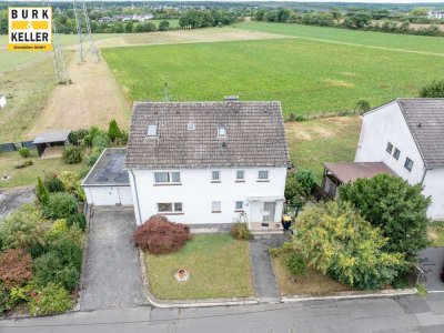 Freistehendes Zweifamilienhaus mit großem Grundstück  in sehr schöner Lage von Holzem