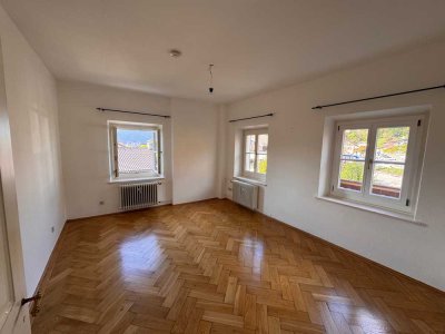 Ihr neuer Wohntraum in Tegernsee: Charmante 3-Zimmer-Altbauwohnung mit Balkon, Bergblick & Potenzial