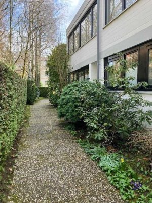 KRONBERG...Grossartig: Wie ein eigenes Haus in gepflegter Wohnanlage, Pool, Sauna...