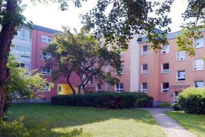 Mitten im Grünen und voll saniert: familienfreundliche 3,5-Zimmer-Wohnung mit großem Wintergarten