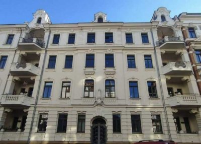 Großzügige 3-Zimmer-Wohnung mit Balkon im Dachgeschoss im begehrten Waldstraßenviertel