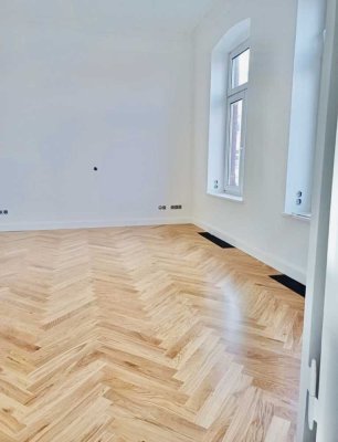 5 Zimmer Wohnung in guter Lage mit Balkon, kleiner Garten und Einbauküche, Nähe Demmlerplatz