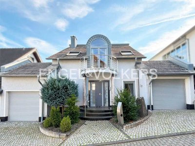 Hochwertig ausgestattetes Wohnhaus in Aussichtslage mit Garten und zwei Garagen