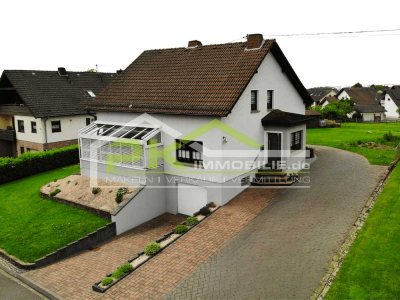 Saniertes Einfamilienhaus inkl. zwei Garagen und schönem Ausblick sucht neue Eigentümer