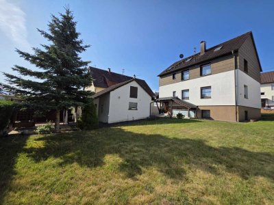 Ruhig und sonnig: Gepflegtes Haus mit 3 Wohnungen, 8 Zimmern, 2 Garagen und schönem Garten