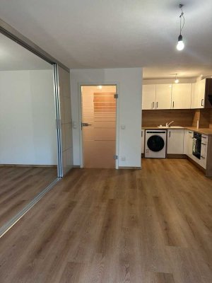 Erstbezug nach Sanierung mit Balkon und EBK: Stilvolle 1,5-Raum-Wohnung mit geh. Innenausstattung