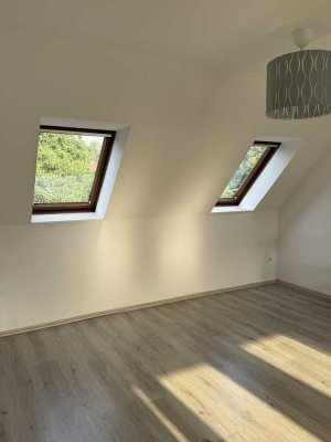 Lichtdurchflutete 68 m² Dachgeschosswohnung – Supermärkte & Parkplatz, Jobcenter möglich