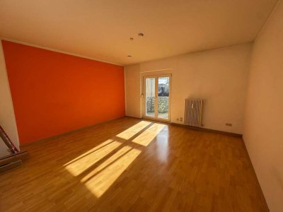 Bezugsfrei - Lichtdurchflutete, schöne 4 Zi.-Wohnung mit Süd-Balkon, sep. Küche und großem Keller