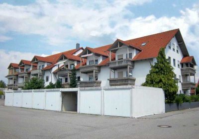 Gepflegte Maisonette-Wohnung mit vier Zimmern sowie Balkon und EBK in Massing