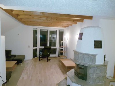 Lichtdurchflutete Dachgeschosswohnung mit Loggia und Kamin in Aussichtslage