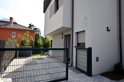 Erstbezug, ziegelmassive Süd-Ost-Seitige Haushälfte mit Küche und KFZ-Stellplatz
