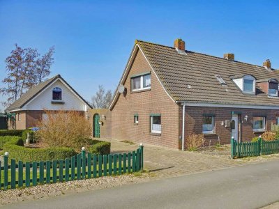 Gepflegte Doppelhaushälfte mit großer Garage in ruhiger ländlicher Siedlungslage in Busenwurth