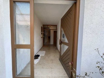 Mehrfamilienhaus mit sehr großem Grundstück