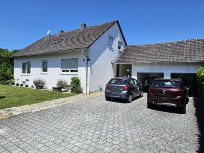 Ernsgaden! Wohnhaus mit zwei Wohnungen mit ca. 170 m² Wohn-/Nutzfläche! 2 Garagen / Keller / 2 x EBK