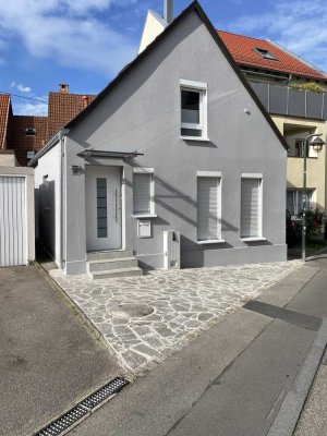 Geschmackvolles 2-Zimmer-Einfamilienhaus mit luxuriöser Innenausstattung, EBK und voll möbeliert