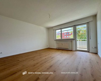Umfangreich sanierte Drei-Zimmer-Wohnung mit Balkon und Einzelgarage am Hochfeld/ Steinberg