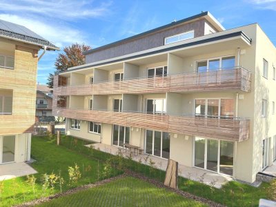 Neuwertige Wohnung mit zwei Zimmern und Balkon in Bad