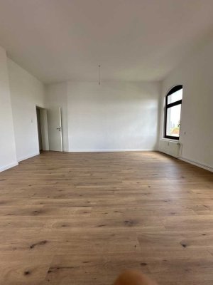 Renovierte 2-Zimmer-Wohnung in zentraler Lage in wunderschönem Altbau