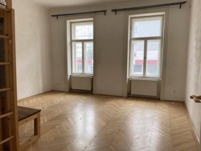 Kleine Singlewohnung in charmantem Altbau, 1 Zimmer, Küchenzeile und Dusche im Vorraum, Gang-WC, Nähe Linien 2 + 31 + 33 und U6-Dresdnerstraße!