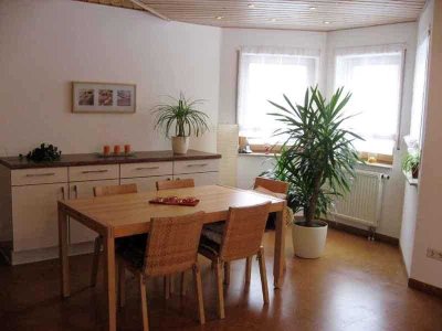 Schicke 2-Zimmer-Wohnung mit Erker und Terrasse, gelungene Raumaufteilung und kleine Wohneinheit!