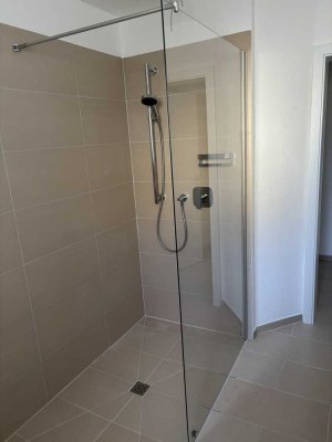 Von Privat - Sehr ruhige und sonnige 4 Zim. EG Whg. ca. 110 qm Wfl. , schöner Südgarten