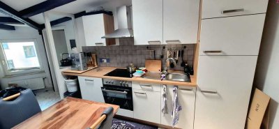 Schöne 2-Zimmer-Dachgeschosswohnung mit Balkon, Dachbalken und Einbauküche in Flensburg