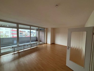 Erstbezug nach Sanierung mit Balkon und Einbauküche: Stilvolle 3-Raum-Wohnung in Langenselbold