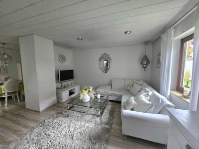 Zweifamilienhaus mit Doppelgarage, Wellness-Oase und traumhaftem Garten. Ideal zum Wohlfühlen!