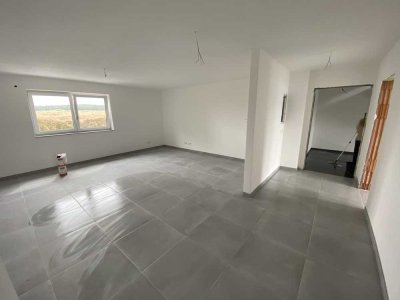 Neuwertige Wohnung mit zwei Zimmern und Balkon in Bad