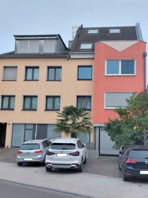 Moderne helle Maisonette-Wohnung mit Balkon in Endenich