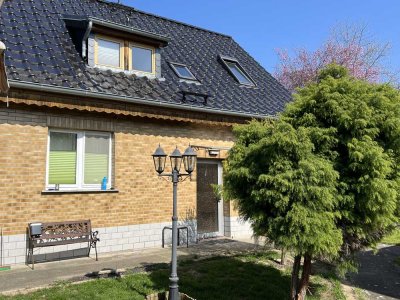 Sonniges Einfamilienhaus mit großem Garten und Gästehaus