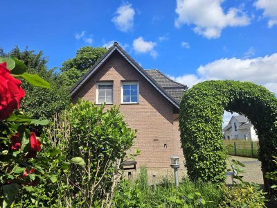 Renovierungsbedürftiges Einfamilienhaus auf großem Grundstück in idyllischem Dorf am Niederrhein