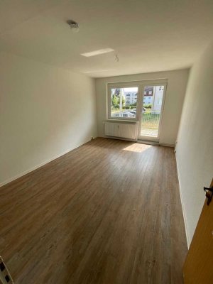 helle 3-Raum-Wohnung, Duschbad mit Fenster, Balkon und Keller