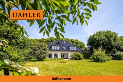 Ein großzügiges und elegantes Zuhause mitten im Grün - separates Baugrundstück inklusive