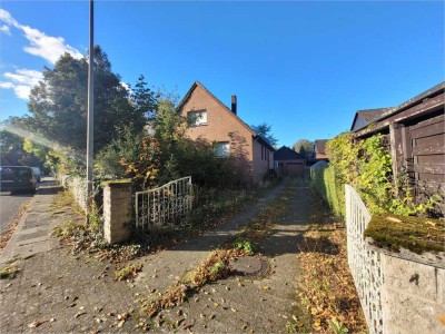 Großzügiges Grundstück mit zwei Einfamilienhäusern und Doppelgarage in ruhiger Lage