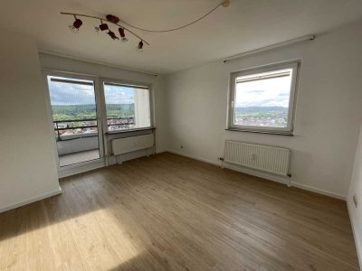 Helle 2,5-Zimmer-Stadtwohnung in Leonberg mit Weitblick und idealer Anbindung - ab sofort verfügbar