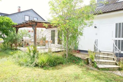 Nieder-Erlenbach! Freistehendes Haus mit freier Einliegerwohnung auf 700m² Grundstück.